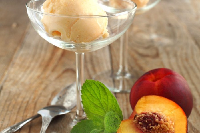 Easy Peaches and Custard Ice Cream 700x720