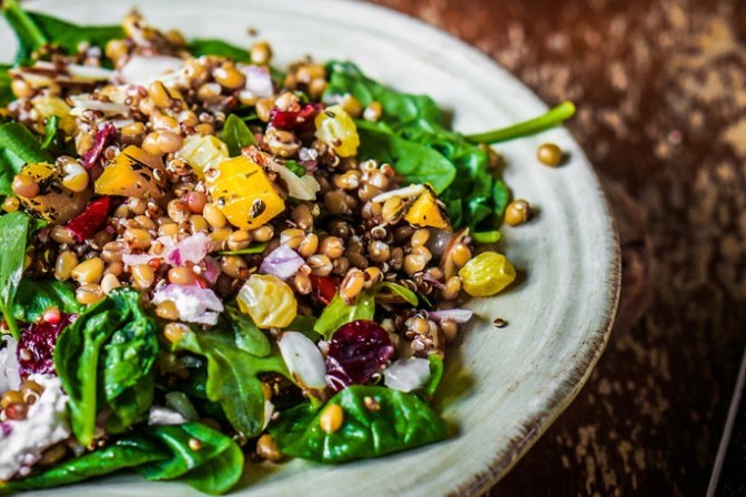Quinoa salad with beetroot and mango 700x448