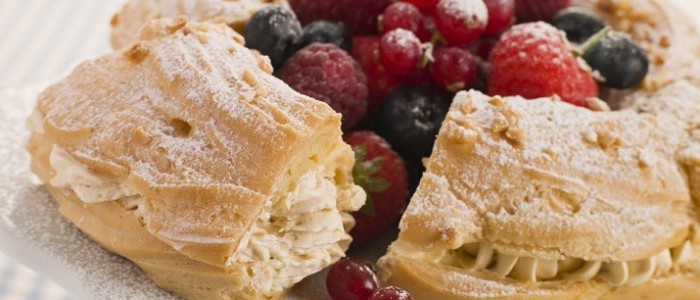 Strawberries n Cream Eclair Cake 700x489